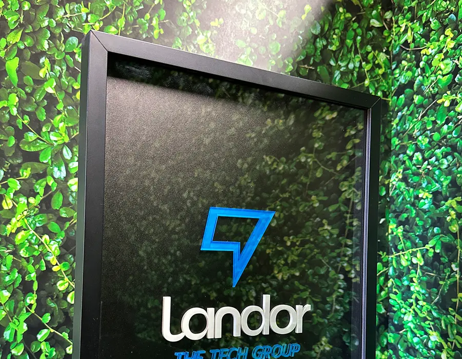 Quadro de premiação da Landor, moldura preta com a marca em relevo