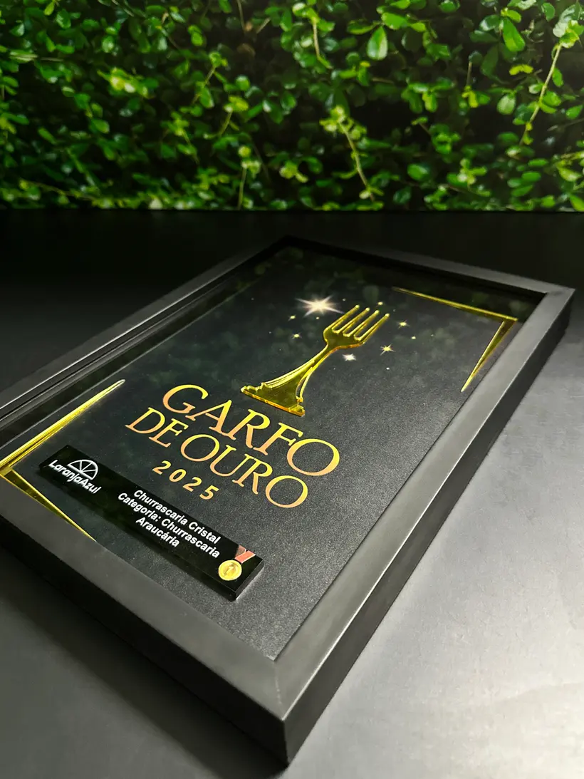 Quadro de premiação Garfo de Ouro 2025, moldura preta com o garfo dourado em relevo